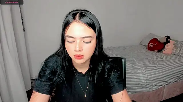 Snapshot of Sarah_angell chatting on 12/22/24, 04:38 Sarah angell online show from 12/22/24, 04:38