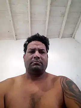 Snapshot of hecwil8 chatting on 05/17/26, 02:24 hecwil8 online show from 05/17/26, 02:24