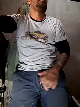 Snapshot of hecwil8 chatting on 05/28/26, 03:20 hecwil8 online show from 05/28/26, 03:20