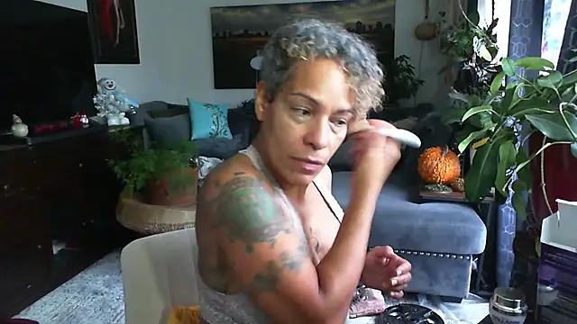 Snapshot of CeceilaMoon chatting on 11/23/25, 02:39 CeceilaMoon online show from 11/23/25, 02:39