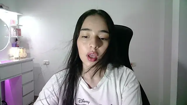 Snapshot of aineangeel chatting on 11/06/25, 12:44 aineangeel online show from 11/06/25, 12:44