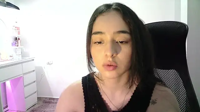 Snapshot of aineangeel chatting on 11/21/25, 12:21 aineangeel online show from 11/21/25, 12:21