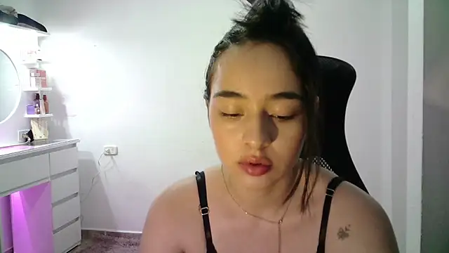 Snapshot of aineangeel chatting on 11/22/25, 12:53 aineangeel online show from 11/22/25, 12:53