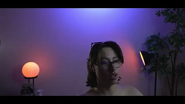 Snapshot of SrLuis18 chatting on 02/11/25, 04:44 SrLuis18 online show from 02/11/25, 04:44