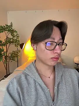 Snapshot of SrLuis18 chatting on 09/15/25, 10:21 SrLuis18 online show from 09/15/25, 10:21