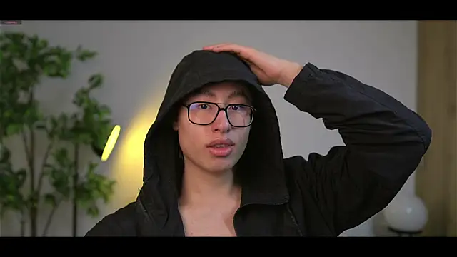 Snapshot of SrLuis18 chatting on 09/27/25, 11:21 SrLuis18 online show from 09/27/25, 11:21