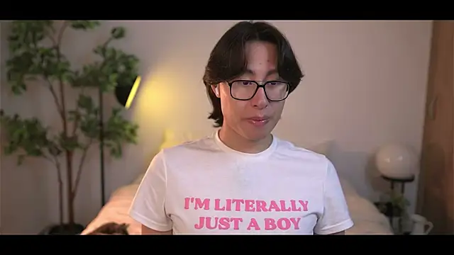 Snapshot of SrLuis18 chatting on 11/05/25, 04:23 SrLuis18 online show from 11/05/25, 04:23