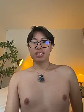 Snapshot of SrLuis18 chatting on 04/20/26, 10:44 SrLuis18 online show from 04/20/26, 10:44