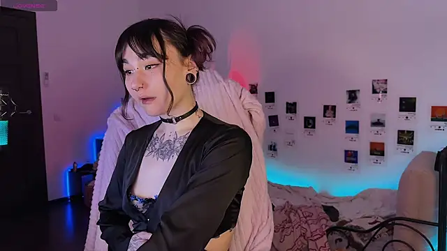 Snapshot of deadlysweet chatting on 04/17/26, 04:04 deadlysweet online show from 04/17/26, 04:04
