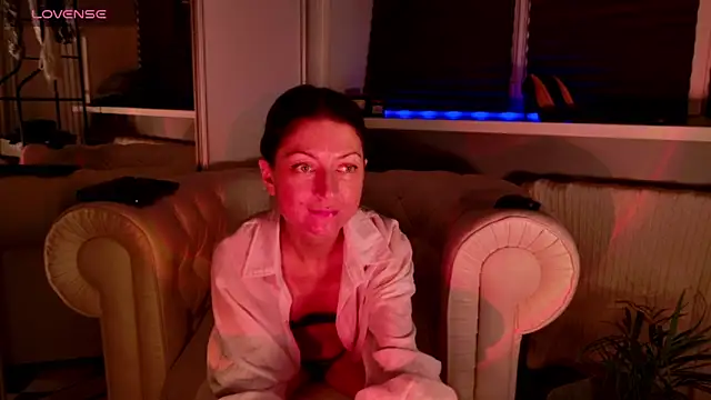 Snapshot of Your_Little_Milf chatting on 03/30/26, 07:15 Your Little Milf online show from 03/30/26, 07:15