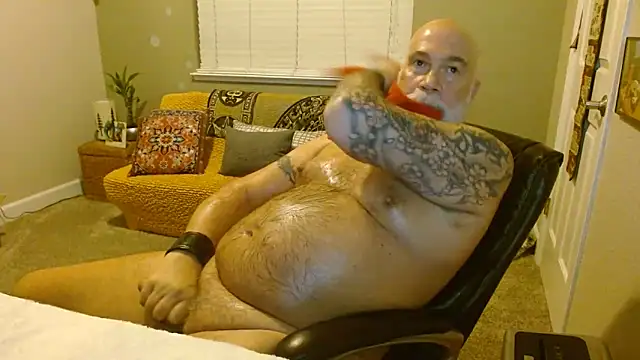 Snapshot of musclebearnips chatting on 11/17/25, 01:11 musclebearnips online show from 11/17/25, 01:11
