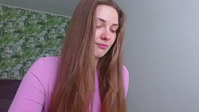 Snapshot of Olivia_shine chatting on 04/19/26, 04:12 Olivia shine online show from 04/19/26, 04:12