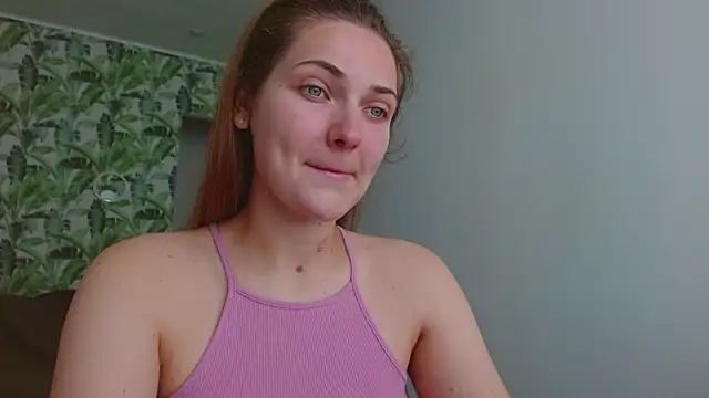 Snapshot of Olivia_shine chatting on 06/26/26, 04:17 Olivia shine online show from 06/26/26, 04:17