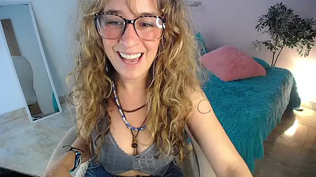 Snapshot of Paula_Paz chatting on 10/15/25, 03:12 Paula Paz online show from 10/15/25, 03:12