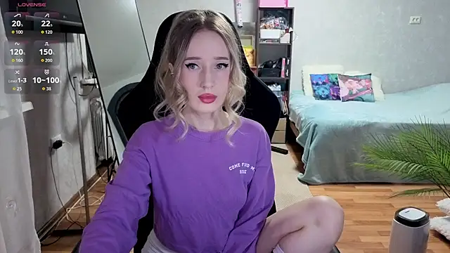 Snapshot of Little_Soph chatting on 12/16/25, 11:21 Little Soph online show from 12/16/25, 11:21