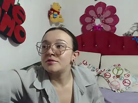 Snapshot of Angela_18honey chatting on 02/05/26, 01:43 Angela 18honey online show from 02/05/26, 01:43