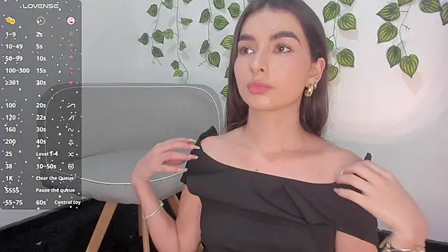 Snapshot of Coralinee_01 chatting on 12/07/24, 08:27 Coralinee 01 online show from 12/07/24, 08:27