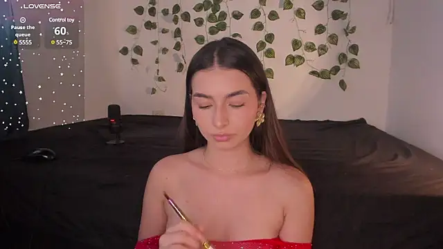 Snapshot of Coralinee_01 chatting on 12/21/24, 08:32 Coralinee 01 online show from 12/21/24, 08:32