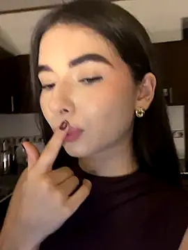 Coralinee 01 online show from 11/26/25, 12:44