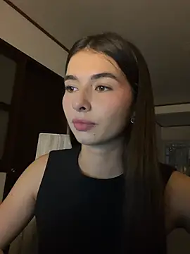 Snapshot of Coralinee_01 chatting on 05/17/26, 11:12 Coralinee 01 online show from 05/17/26, 11:12