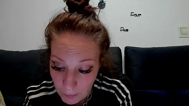 Snapshot of VanessaSquirtt chatting on 09/16/25, 05:36 VanessaSquirtt online show from 09/16/25, 05:36