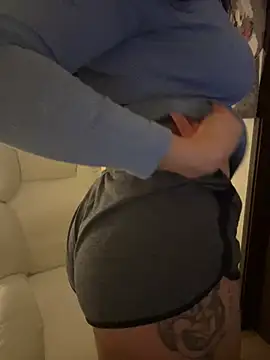 Snapshot of PetitLumiere chatting on 02/17/25, 01:47 PetitLumiere online show from 02/17/25, 01:47