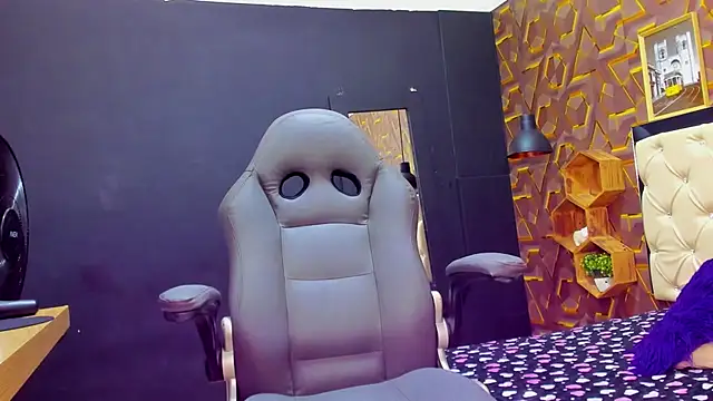 Snapshot of deyy_madissonn chatting on 12/19/24, 07:29 deyy madissonn online show from 12/19/24, 07:29