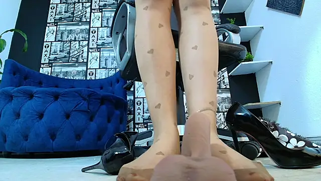 Snapshot of Agata-Moon chatting on 12/17/25, 12:05 Agata-Moon online show from 12/17/25, 12:05