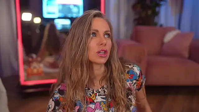 Snapshot of eva_fashionista chatting on 11/06/25, 07:37 eva fashionista online show from 11/06/25, 07:37