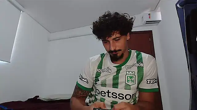 Snapshot of milkoffe chatting on 02/12/26, 01:06 milkoffe online show from 02/12/26, 01:06