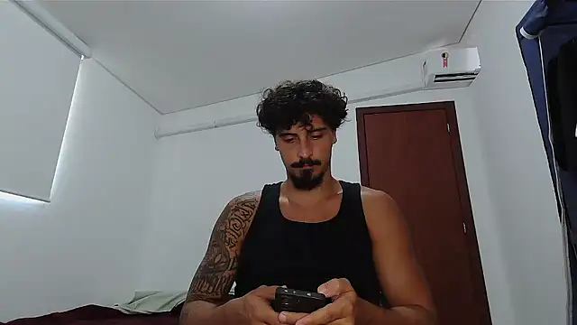 Snapshot of milkoffe chatting on 02/13/26, 02:02 milkoffe online show from 02/13/26, 02:02