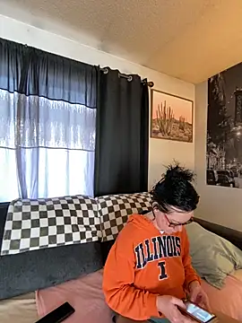 SidneyRaee online show from 12/17/24, 03:39