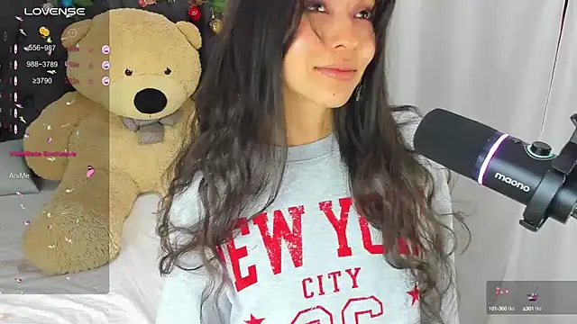 Snapshot of SophiaLiu chatting on 12/15/24, 01:35 SophiaLiu online show from 12/15/24, 01:35