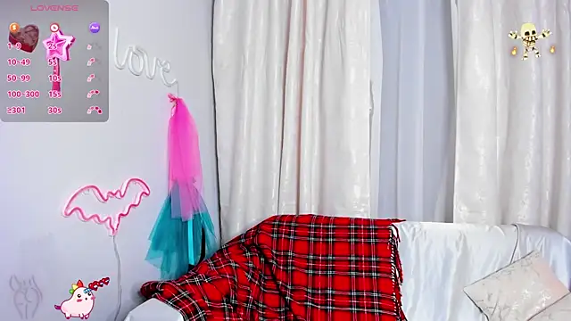 Snapshot of jessica_tiny chatting on 11/10/25, 01:04 jessica tiny online show from 11/10/25, 01:04