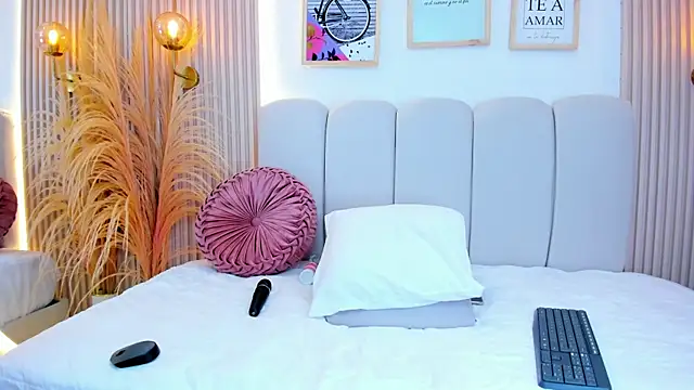 carolriveraa  online show from 10/04/25, 08:51