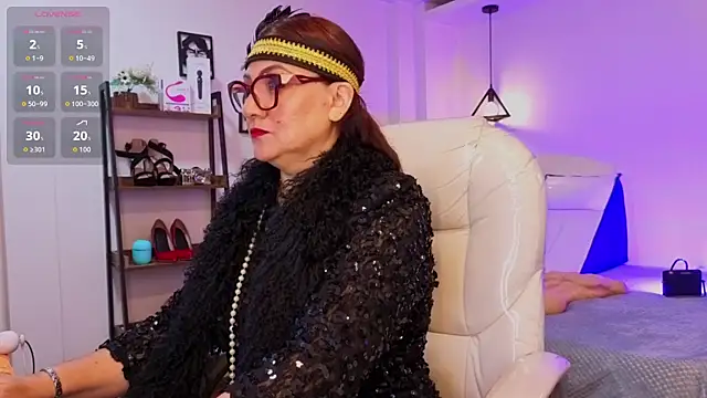 lady nylon  online show from 10/31/25, 12:17