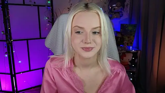 Snapshot of ImBonBon chatting on 11/24/25, 12:32 ImBonBon online show from 11/24/25, 12:32