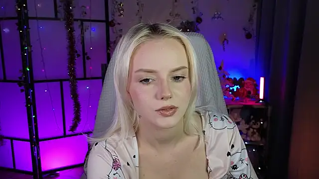 Snapshot of ImBonBon chatting on 12/17/25, 12:16 ImBonBon online show from 12/17/25, 12:16