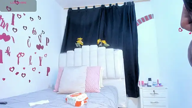 Snapshot of RoxannaBlanche chatting on 03/03/26, 12:55 RoxannaBlanche online show from 03/03/26, 12:55