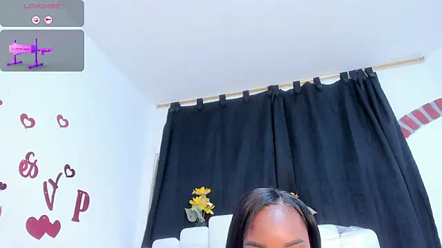 Snapshot of RoxannaBlanche chatting on 03/24/26, 01:05 RoxannaBlanche online show from 03/24/26, 01:05