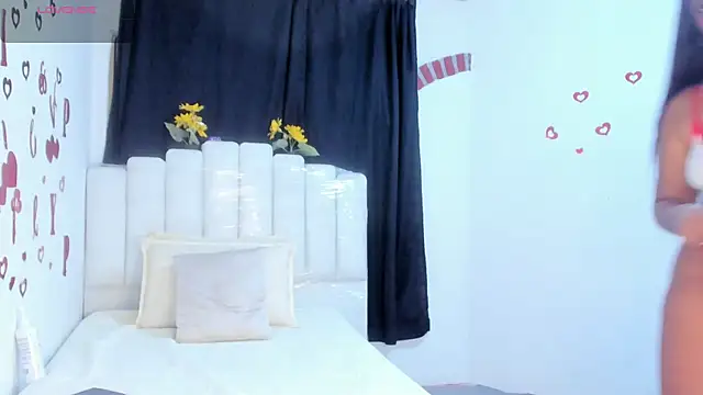 Snapshot of RoxannaBlanche chatting on 04/10/26, 12:54 RoxannaBlanche online show from 04/10/26, 12:54