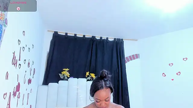 Snapshot of RoxannaBlanche chatting on 04/13/26, 12:10 RoxannaBlanche online show from 04/13/26, 12:10