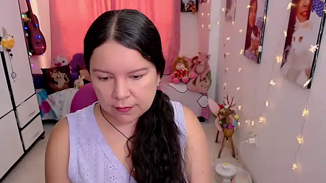 Snapshot of claryssa_ chatting on 05/17/26, 09:00 claryssa online show from 05/17/26, 09:00