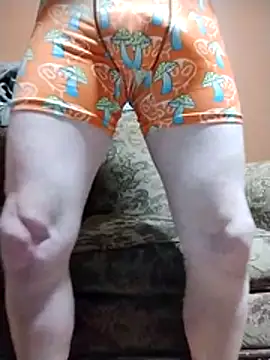 Snapshot of Hugebwc102 chatting on 12/15/25, 05:01 Hugebwc102 online show from 12/15/25, 05:01