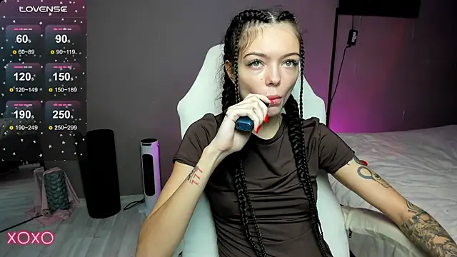 Snapshot of Mariella_Adamss chatting on 10/30/25, 10:06 Mariella Adamss online show from 10/30/25, 10:06