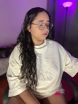 Snapshot of CurlyGirl_1 chatting on 03/27/26, 11:04 CurlyGirl 1 online show from 03/27/26, 11:04