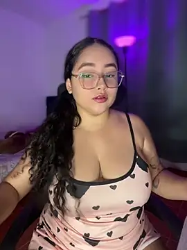 Snapshot of CurlyGirl_1 chatting on 04/17/26, 11:30 CurlyGirl 1 online show from 04/17/26, 11:30