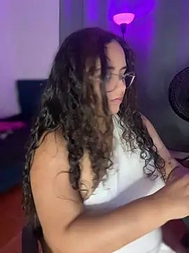 Snapshot of CurlyGirl_1 chatting on 04/27/26, 02:31 CurlyGirl 1 online show from 04/27/26, 02:31