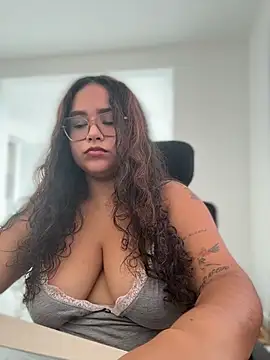 Snapshot of CurlyGirl_1 chatting on 07/26/26, 05:42 CurlyGirl 1 online show from 07/26/26, 05:42