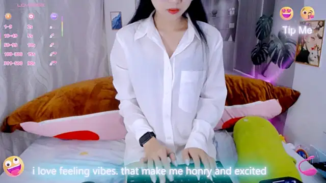 Snapshot of Ly__ chatting on 03/18/26, 02:58 Ly online show from 03/18/26, 02:58